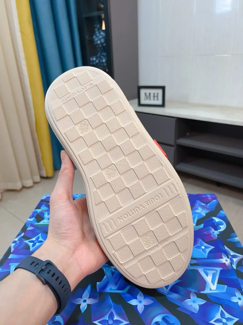 Men's men's shoes 💰560🌸🌸 LV style is novel and fashionable, the upper is made of imported cowhide + LV special materials! Super trendy design! It’s eye-catching! The leather is soft, delicate, shiny and translucent, showing the ultimate in pure handcraftsmanship, and the mesh is soft, comfortable and breathable! Size: 39-44 (38 45 customized)